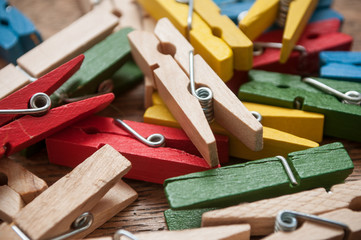 détail pince à linge sur table en bois