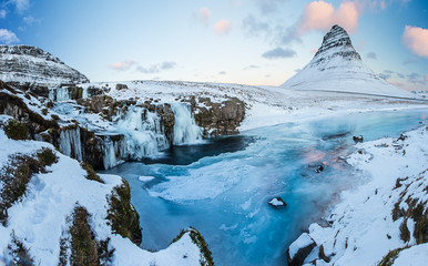 Kirkjufellwaterval met berg in de winter, IJsland
