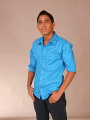 CAMISA AZUL MODELO INTERNACIONAL 