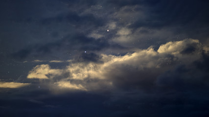 Ciel nocturne nuageux avec des étoiles
