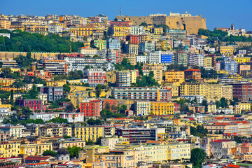 Napoli, primopiano di palazzi della zona occidentale che guardano il golfo, con castelo san'Elmo in alto