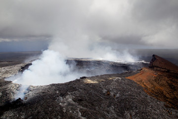 Luftaufnahme des rauchenden Halemaumau Kraters auf dem Kilauea, einem aktiven Vulkan auf Big Island, Hawaii, USA.