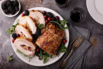 Abwaschbare Fototapete Fertige gerichte Gebratene Schweinelende gefüllt mit Apfel und Preiselbeeren