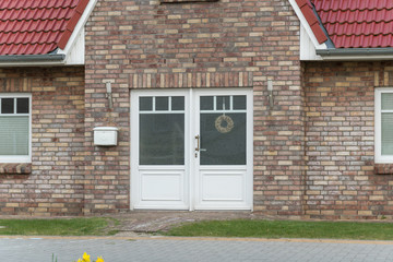 Wei&szlig;e Haust&uuml;r eines Hauses mit Glas