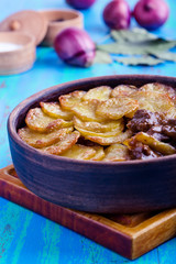 Meat stew topped with sliced potatoes
