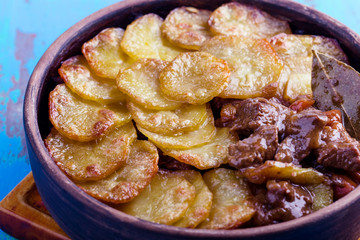 Meat stew topped with sliced potatoes