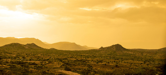 Obraz premium Pustynia i góry na pustyni w pobliżu Etiopii, Somalii, granicy Dżibuti.