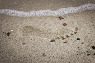 Fototapeta na wymiar Fußabdruck am Sandstrand