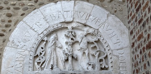 Tympan roman de l'église de Saint-Paul-de-Varax, Ain, France