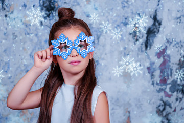 зимний портрет, красивая девочка, очки - снежинки - obrazy, fototapety, plakaty