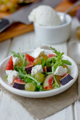 Salad with goat chees, arugula and figs.