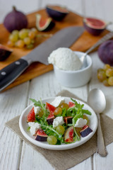 Vegetarian salad with figs and goar cheese.