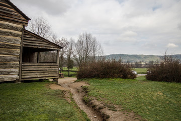 Obraz premium Smoky Mountain Log Cabin. Historical pioneer era log cabin in an Appalachian Mountain valley of the Great Smoky Mountains National Park in Gatlinburg, Tennessee.