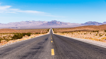 Fototapeta na wymiar endloser Highway in Wüste USA