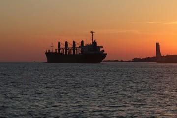 malerische Lichtstimmung auf der Kieler Förde, Frachter, Laboe