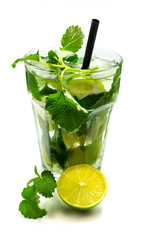 Mojito Cocktail isoliert freigestellt auf weißen Hintergrund, Freisteller