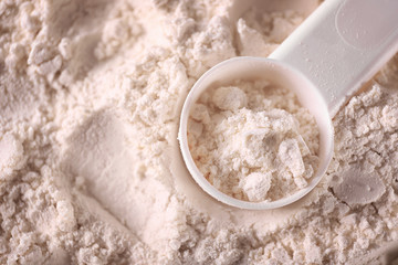 Obraz na płótnie Canvas Protein powder and scoop, closeup