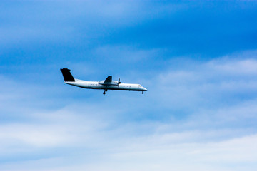Fototapeta na wymiar Airplane landing in blue sky background 