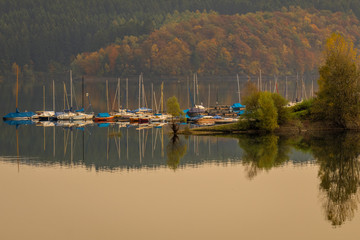 Fototapeta premium Bigge im Herbst