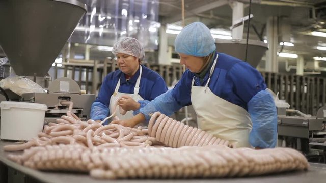 Production of sausages in the meat industry