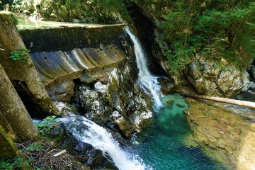 Wasserfall in der Vintgar Klamm mit kristall klarem Wasser