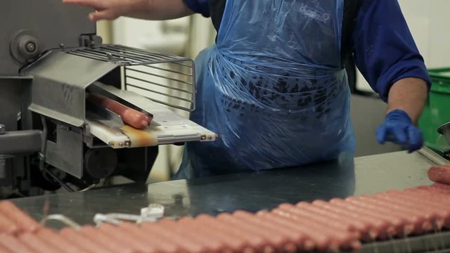 Conveyor with raw-smoked sausage