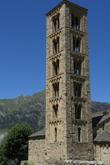 Fototapeta na wymiar Romanische Kirche im Valle de Boi in den Spanischen Pyrenäen