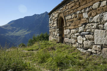 Fototapeta na wymiar Romanische Eremitage im Valle de Boi in den Spanischen Pyrenäen
