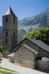 Fototapeta premium Romanische Kirche im Valle de Boi in den Spanischen Pyrenäen