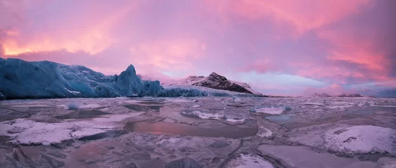 Fotobehang Prachtige ijsberglagune in fjallsarlon met bevroren ijsschotsen, panoramisch winterlandschap © Jag_cz
