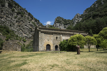 Fototapeta na wymiar Romanisches Kloster im Valle de Boi in den Spanischen Pyrenäen