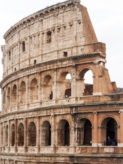 Obraz premium Many levels of the stone columns and arches that make up the Roman Colosseum in Rome, Italy