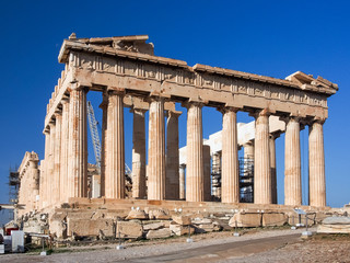 Obraz premium Early morning light and blue skies illuminate the Parthenon a top the Acropolis in Athens, Greece before the tourists arrive