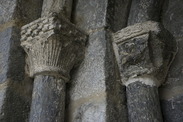 Eingangsportal einer Romanischen Kirche im Valle de Boi in den Spanischen Pyrenäen