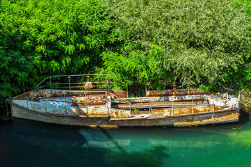 Lost Places - Alter Fischkutter in Albanien