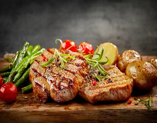Photo sur Plexiglas Grill / Barbecue Steaks de bœuf grillés