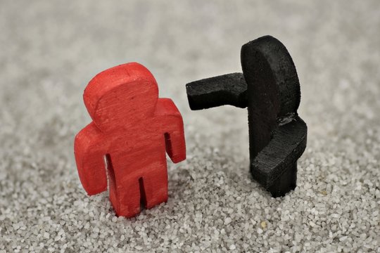 Schwarzes M&auml;nnchen, CDU, geht symbolisch auf rotes M&auml;nnchen SPD zu 