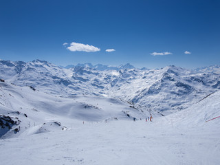 Fototapeta na wymiar ski slopes full of snow surrounded by steep peaks