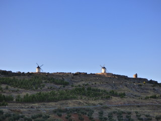 Molinos de viento de Los Y&eacute;benes, pueblo de Toledo en Castilla La Mancha (Espa&ntilde;a)