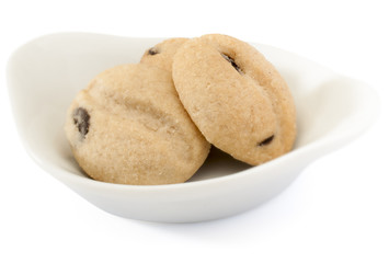 Cookies de avena en bol, fondo blanco