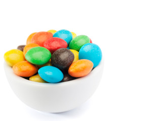 caramelos de colores en bol, sobre fondo blanco