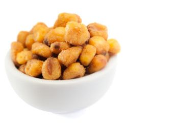 maíz frito en bol, fondo blanco