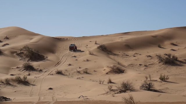 4x4 fuoristrada nel sahara salita sulle dune