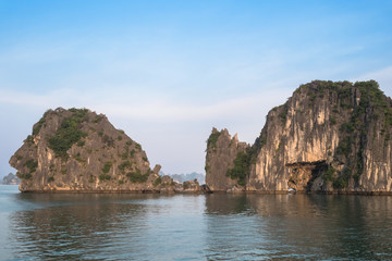 Fototapeta na wymiar Beautiful view of rock island in Halong Bay, Vietnam.It is a beautiful natural wonder in northern Vietnam near the Chinese border.