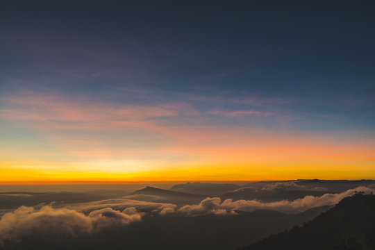 Fototapeta beautiful colorful sky & mountain sunrise at Phurua