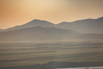 Obraz premium Mountains and prairies under the sun