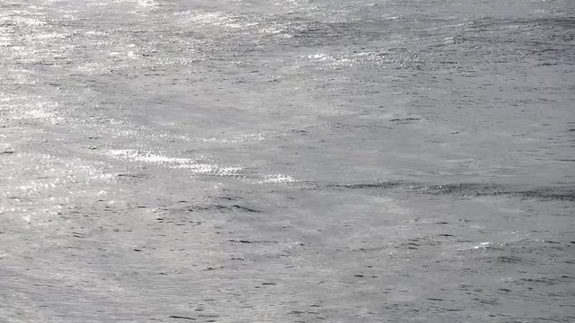 raffiche di vento sul mare con forte corrente