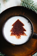 Kaffe mit Milchschaum und Tannenbaumform