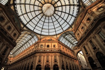 Mailand; Blick hinauf zur Glaskuppel der prächtigen Galleria Vittorio Emanuele II
