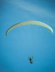 Para glider flies para glider in the sky. Para gliding.